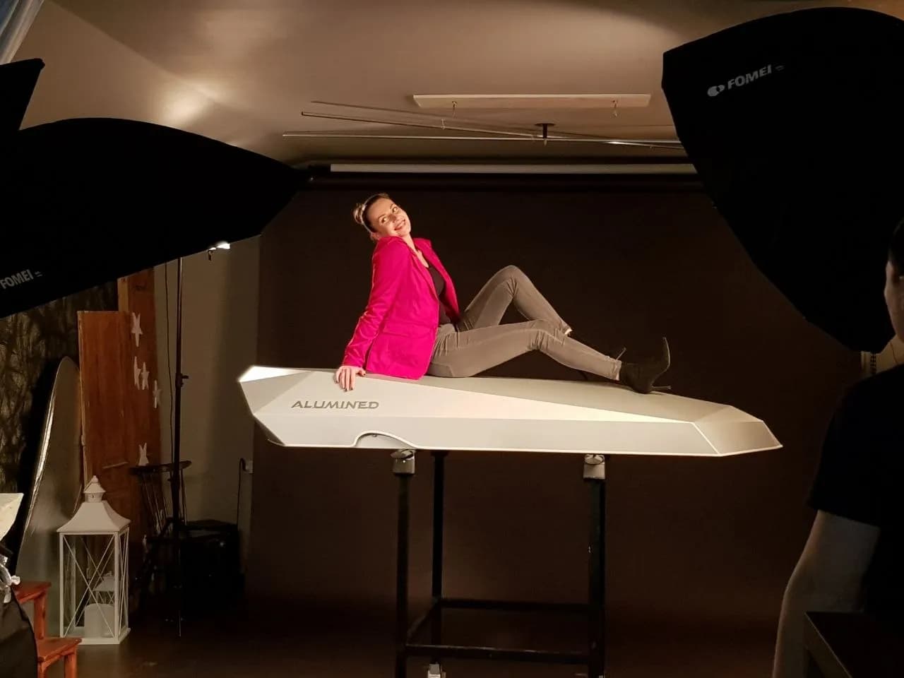 Model with Alumined box in studio