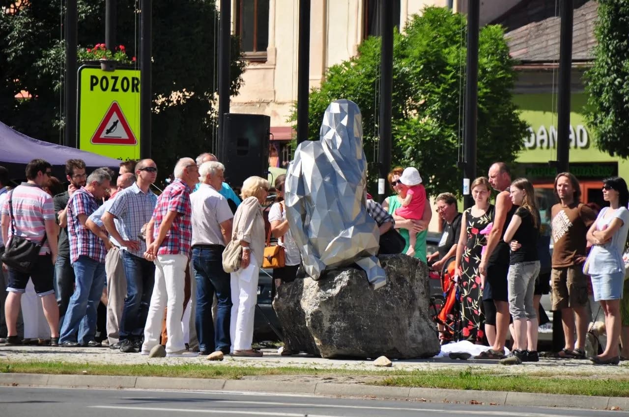 Chrome sculpture with crowd