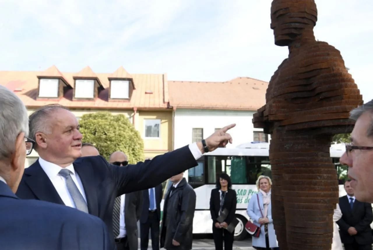 President of Slovakia at Oscar Statue