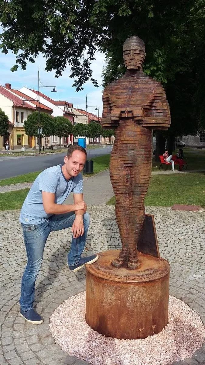 Oscar Statue